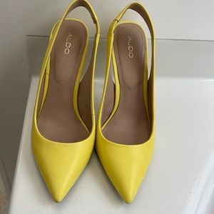 Beautiful yellow heels! Clear 4” inch heel in good condition.